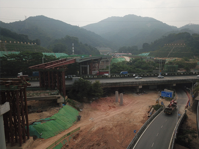 跨南坪快速鋼箱梁頂推