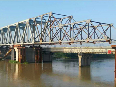 汕頭梅溪河鋼桁架鐵路橋頂推安裝