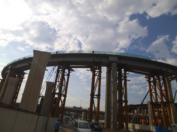 祝賀寧波市環城南路快速路工程Ⅱ標 主線高架橋及組合立交橋順利吊裝(圖1)