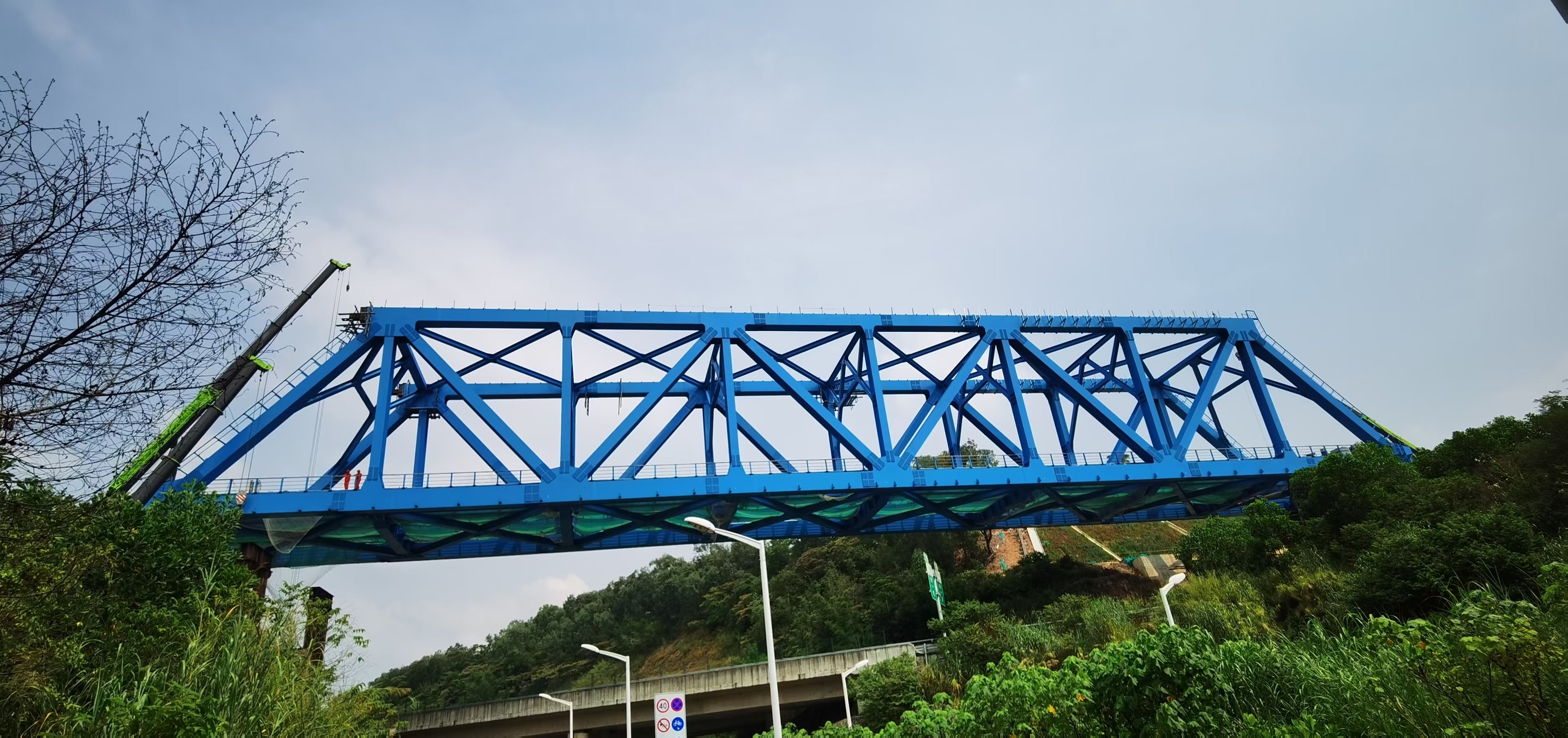 江門市南沙港鐵路112m鋼桁梁頂推安裝(圖1)